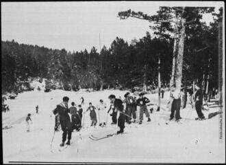 1 vue Les sports d'hiver à Font-Romeu (1800 m.). 9. Ecole de ski. - Toulouse : édition Labouche frères, [entre 1930 et 1950]. - Photographie