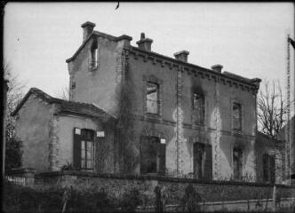 1 vue [Rouffignac (Dordogne) incendié par les Allemands le 31 mars 1944 : une maison]. - Toulouse : édition Labouche frères, après 1944. - Photographie