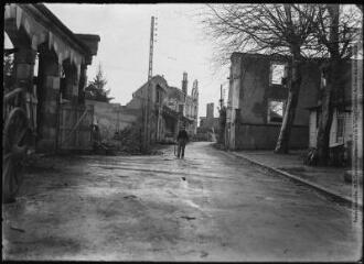 1 vue [Rouffignac (Dordogne) incendié par les Allemands le 31 mars 1944 : une rue du village]. - Toulouse : édition Labouche frères, après 1944. - Photographie