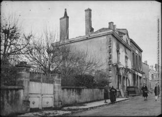 1 vue [Rouffignac (Dordogne) incendié par les Allemands le 31 mars 1944 : l'hôtel des postes et téléphones]. - Toulouse : édition Labouche frères, après 1944. - Photographie