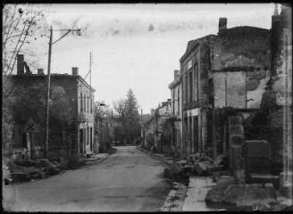 1 vue [Rouffignac (Dordogne) incendié par les Allemands le 31 mars 1944 : une rue du village]. - Toulouse : édition Labouche frères, après 1944. - Photographie