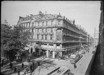1 vue [Toulouse : la rue d'Alsace-Lorraine : magasin Le Bon Marché de Paris]. - Toulouse : édition Labouche frères, [entre 1927 et 1940]. - Photographie