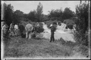2 vues [Groupe de soldats en manoeuvre : la pause au bord de l'eau]. - Toulouse : édition Labouche frères, [entre 1900 et 1940]. - Photographie