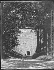 2 vues 1453. Entrée de la galerie souterraine des robinets à Saint-Ferréol. - Toulouse : édition Labouche frères, [entre 1900 et 1920]. - Photographie