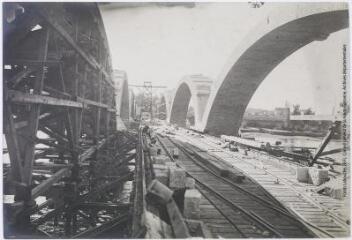 2 vues [Toulouse : construction du pont des Catalans]. - Toulouse : maison Labouche frères, [entre 1907 et 1908]. - Photographie