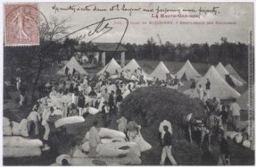 2 vues La Haute-Garonne. 340. Camp de Bouconne : remplissage des paillasses. - Toulouse : phototypie Labouche frères, marque LF au verso, [entre 1905 et 1925]. - Carte postale