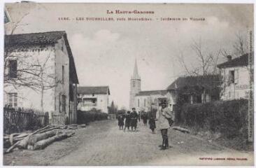 2 vues La Haute-Garonne. 1166. Les Toureilles, près Montréjeau : intérieur du village. - Toulouse : phototypie Labouche frères, marque LF au verso, [entre 1909 et 1925]. - Carte postale