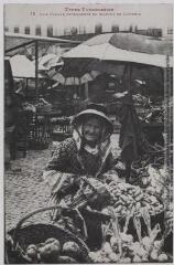 2 vues Types toulousains. 35. Une vieille revendeuse du marché du Capitole. - Toulouse : phototypie Labouche frères, marque LF au verso, [entre 1918 et 1925]. - Carte postale