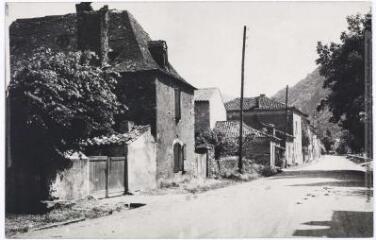 2 vues Fronsac (HG) : [rue du village]. - Toulouse : maison Labouche frères, [après 1950]. - Photographie