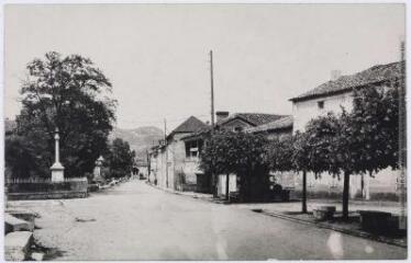 2 vues Fronsac (HG) : [rue du village et le monument aux morts]. - Toulouse : maison Labouche frères, [après 1950]. - Photographie