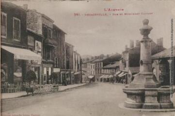 1 vue L'Aveyron. 351. Decazeville : rue et monument Cayrade. - Toulouse : phototypie Labouche frères, marque LF au verso, [entre 1918 et 1937]. - Carte postale