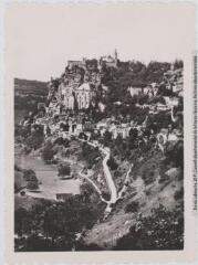 1 vue 10. Rocamadour : la grosse tour. En bas, route de Cahors. - Toulouse : éditions Pyrénées-Océan, Labouche frères, [entre 1937 et 1960]. - Carte postale