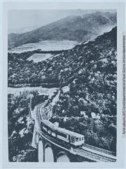 1 vue 6. Mont-Louis : arrivée d'un train sur le viaduc de la Cabanasse. - Toulouse : éditions Labouche frères, [entre 1937 et 1960]. - Photographie