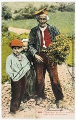 3 vues Les Pyrénées. 948. Grand-père et petits enfants : vrais types montagnards. - Toulouse : photochromo Labouche frères, marque LF, [entre 1930 et 1937]. - Carte postale