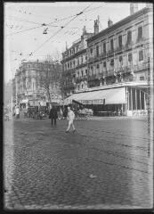 1 vue - [Toulouse : carrefour du boulevard de Strasbourg et de la rue Bayard]. - [entre 1930 et 1950]. - Photographie (ouvre la visionneuse)
