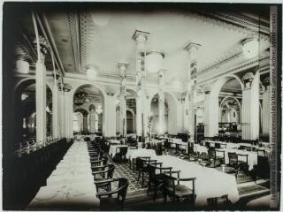 1 vue - [Toulouse : intérieur de la salle de café du Grand Hôtel situé rue de Metz]. - [entre 1900 et 1930]. - Photographie (ouvre la visionneuse)