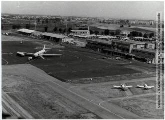 1 vue Blagnac : trois avions sur la piste devant l'aéroport / Jean Quéguiner photogr. - Juillet 1976. - Photographie