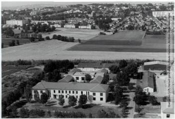 2 vues Balma : caserne et gymnase en bordure de l'Hers / Jean Quéguiner photogr. - Juillet 1976. - 2 photographies