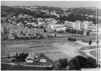 1 vue Ramonville-Saint-Agne : boulevard François-Mitterrand (Nationale 113) : nouveaux immeubles, piscine et terrains de sport / Jean Quéguiner photogr. - Juillet 1976. - Photographie