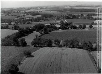 1 vue Entre Beauville et Maurens : paysage du Lauragais / Jean Quéguiner photogr. - Juillet 1976. - Photographie
