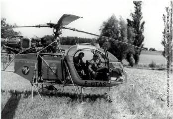 1 vue L'équipage en hélicoptère / Jean Quéguiner photogr. - Juillet 1976. - Photographie