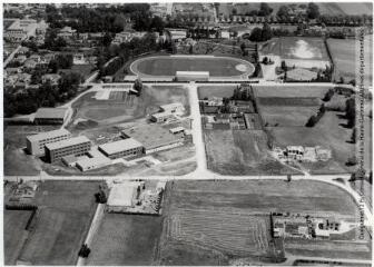 1 vue Revel (sud-est) : lycée technique, CES, stade / Jean Quéguiner photogr. - Juillet 1976. - Photographie