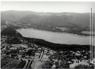 1 vue Revel : lac de Saint-Ferréol (à gauche L'Hermitage) / Jean Quéguiner photogr. - Juillet 1976. - Photographie