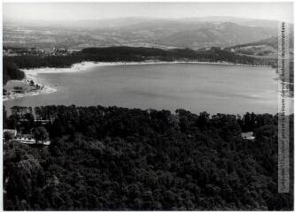 1 vue Revel : lac de Saint-Ferréol : plage nord (au fond le Causse et les Gouttines) / Jean Quéguiner photogr. - Juillet 1976. - Photographie