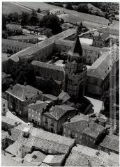 1 vue Sorèze (Tarn) : clocher Saint-Martin, collège et rues avoisinantes / Jean Quéguiner photogr. - Juillet 1976. - Photographie