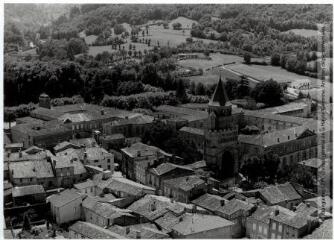 1 vue Sorèze (Tarn) : collège, parc et campagne / Jean Quéguiner photogr. - Juillet 1976. - Photographie