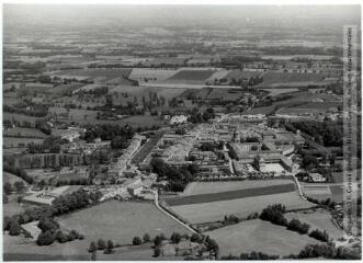 1 vue Sorèze (Tarn) : vue générale de la ville et du paysage environnant / Jean Quéguiner photogr. - Juillet 1976. - Photographie
