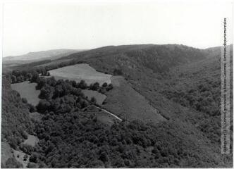 1 vue Environs des Cammazes (Tarn) : vallée du Sor et forêt de l'Aiguille / Jean Quéguiner photogr. - Juillet 1976. - Photographie