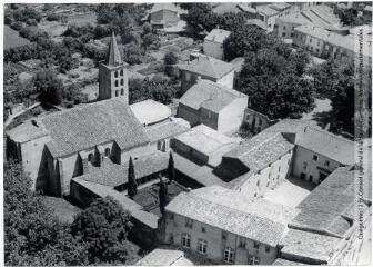 1 vue Saint-Papoul (Aude) : église (façade sud) et jardin du cloître / Jean Quéguiner photogr. - Juillet 1976. - Photographie