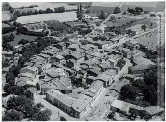 1 vue Saint-Papoul (Aude) : centre-ville / Jean Quéguiner photogr. - Juillet 1976. - Photographie