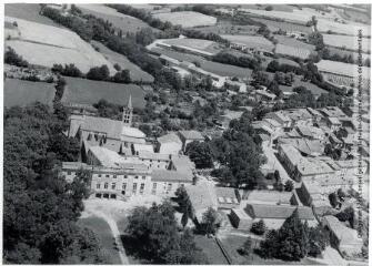 1 vue Saint-Papoul (Aude) : quartier de l'église (ancienne cathédrale) et paysage / Jean Quéguiner photogr. - Juillet 1976. - Photographie
