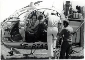 6 vues Castelnaudary (Aude) : hameau de Co-de-Lanis : l'hélicoptère, l'équipage et la famille de M. Bonhoure / Jean Quéguiner photogr. - Juillet 1976. - 6 photographies