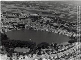 1 vue Castelnaudary (Aude) : bassin du Canelot / Jean Quéguiner photogr. - Juillet 1976. - Photographie