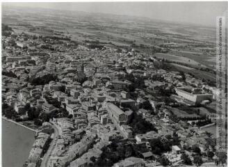 2 vues Castelnaudary (Aude) : vue générale orientée est-ouest (centre, collégiale Saint-Michel, et à droite centre d'apprentissage) / Jean Quéguiner photogr. - Juillet 1976. - 2 photographies