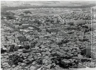 1 vue Castelnaudary (Aude) : vue générale orientée nord-est, sud-suest : quartier à l'ouest (au fond le quartier du Cassieu) / Jean Quéguiner photogr. - Juillet 1976. - Photographie