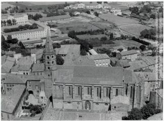 1 vue Castelnaudary (Aude) : collégiale Saint-Michel (façade sud) / Jean Quéguiner photogr. - Juillet 1976. - Photographie
