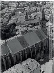 1 vue Castelnaudary (Aude) : collégiale Saint-Michel (façade nord) et église Saint-Jean-Baptiste / Jean Quéguiner photogr. - Juillet 1976. - Photographie
