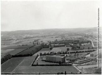 1 vue Castelnaudary (Aude) : lycée technique / Jean Quéguiner photogr. - Juillet 1976. - Photographie