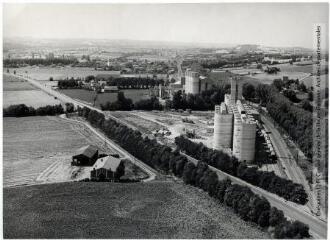 3 vues Baziège : silos au carrefour de la route nationale 113 et de la route départementale 16 et voie ferrée / Jean Quéguiner photogr. - Juillet 1976. - 3 photographies