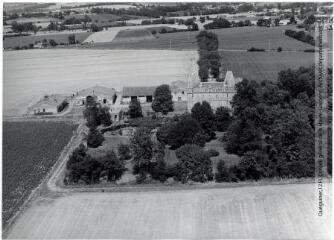 2 vues Belberaud : château Lamothe / Jean Quéguiner photogr. - Juillet 1976. - 2 photographies