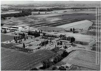 6 vues Auzeville-Tolosane : complexe agricole : bâtiments et champs expérimentaux / Jean Quéguiner photogr. - Juillet 1976. - 6 photographies
