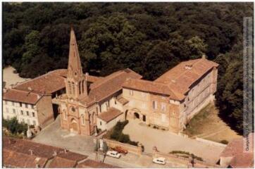 1 vue Fourquevaux : église Saint-Germier (façade ouest) et corps de logis du château / Jean Quéguiner photogr. - Juillet 1976. - Photographie
