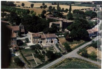 2 vues Tarabel : vue générale orientée au nord : village et château / Jean Quéguiner photogr. - Juillet 1976. - 2 photographies