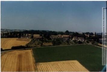 1 vue Tarabel : vue générale orientée au nord : village, église et château / Jean Quéguiner photogr. - Juillet 1976. - Photographie