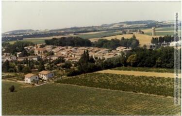 1 vue Labastide-d'Anjou (Aude) : vue générale orientée à l'est : village et église / Jean Quéguiner photogr. - Juillet 1976. - Photographie