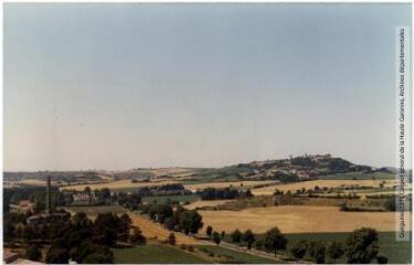 1 vue Montferrand (Aude) : vue générale : seuil de Naurouze et village de Montferrand / Jean Quéguiner photogr. - Juillet 1976. - Photographie